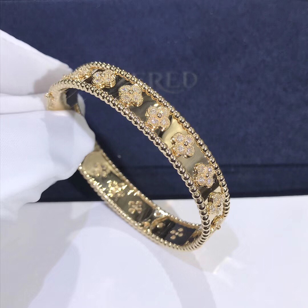 Customization Gorgeous 18k Gold Van Cleef & Arpels PerléE Clovers Bracelet Small Model