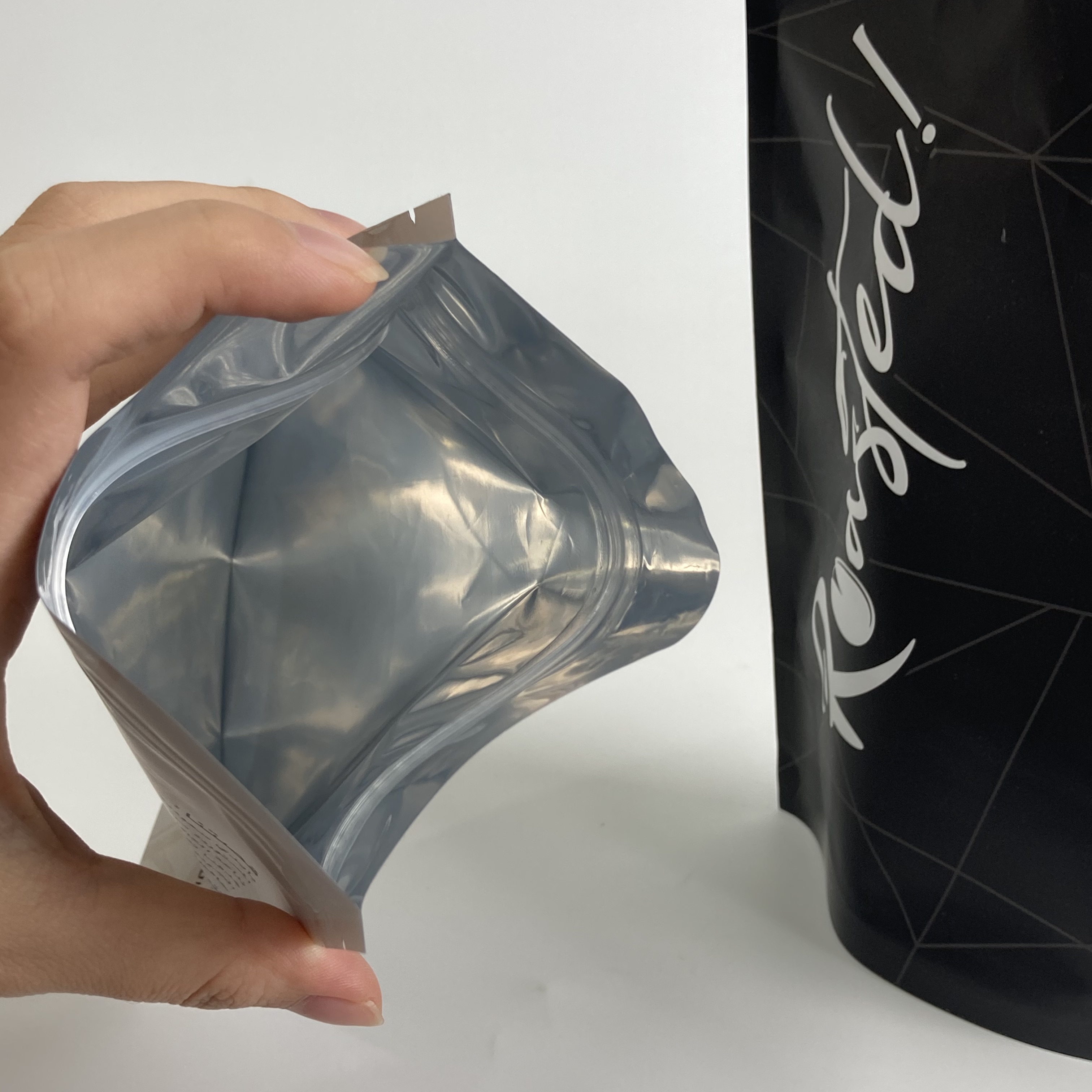 Hot Selling Custom Printed 3 Side Seal Zipper Bags for Chocolate Snack Resealable Snack Packaging Bags with Aluminum