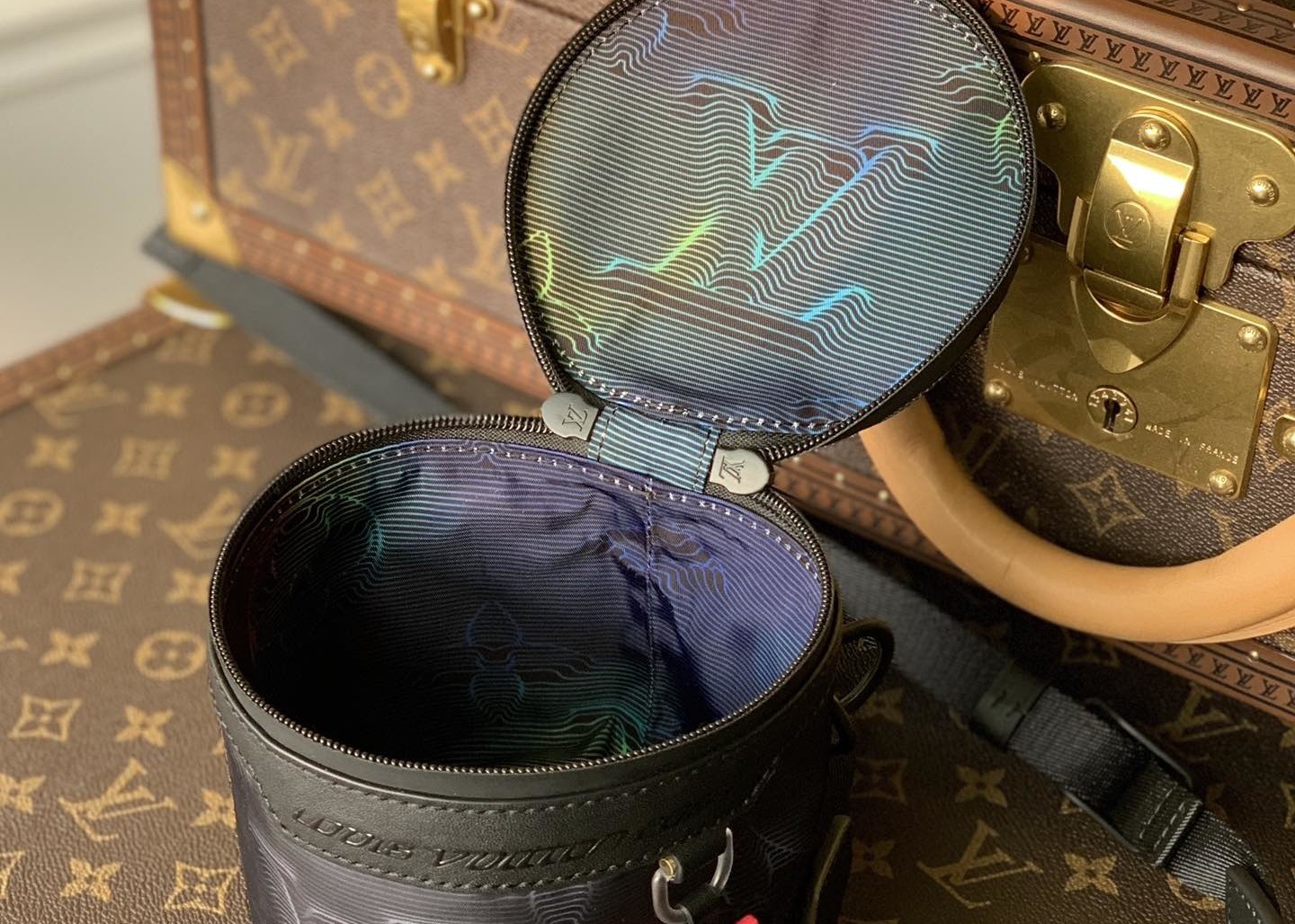 Cylinder Iridescent Expandable Crossbody Bag 3D Effect Printing