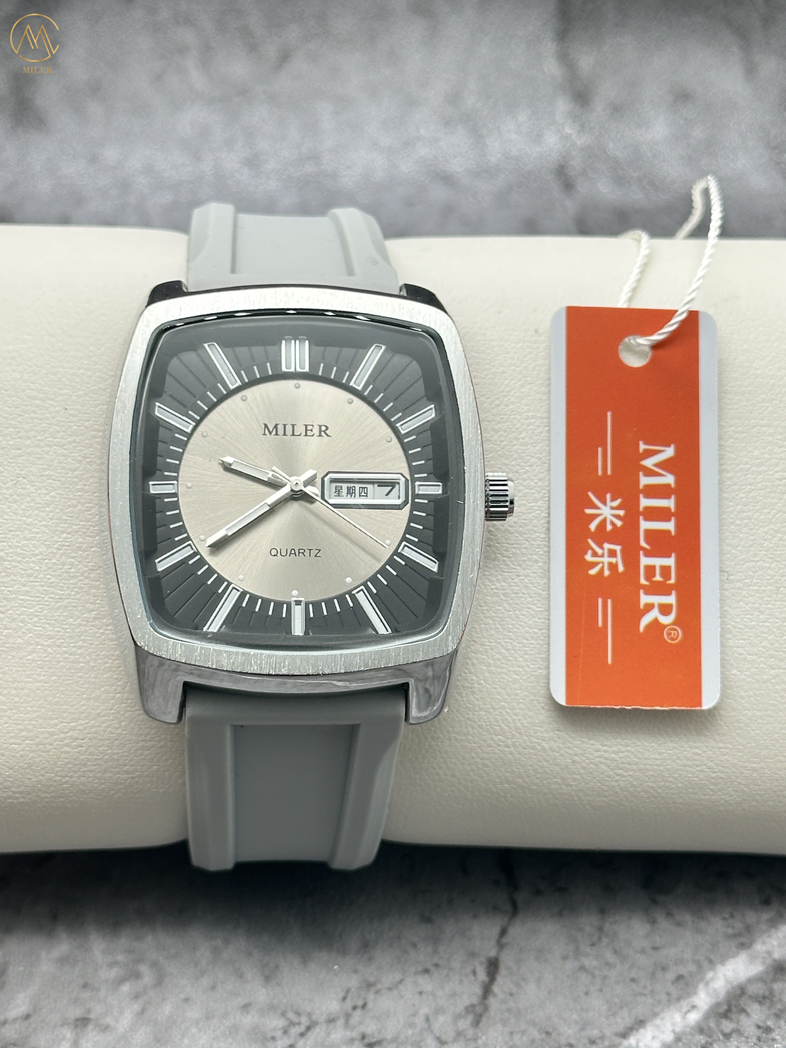 Fashion Stainless Steel Case Double Calendar Watch for Men and Women with Silicone Strap