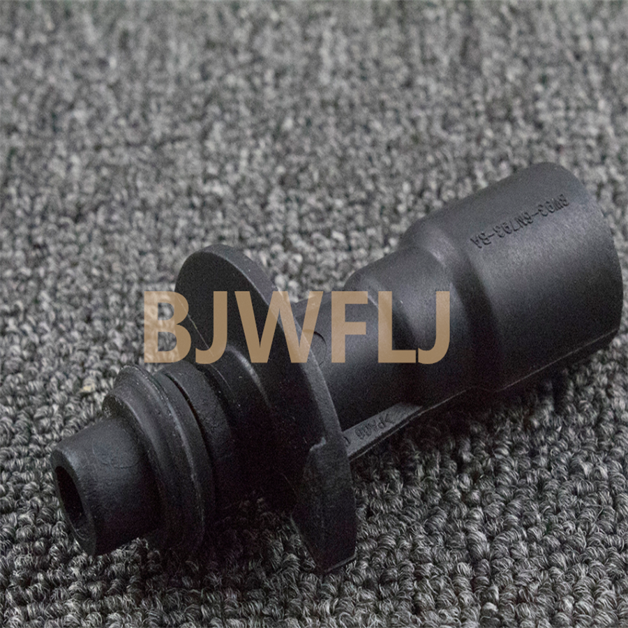 Land Rover 4 Water Pump-Oil Cooler Pipe LR028136 Made by Professional with Steel Material