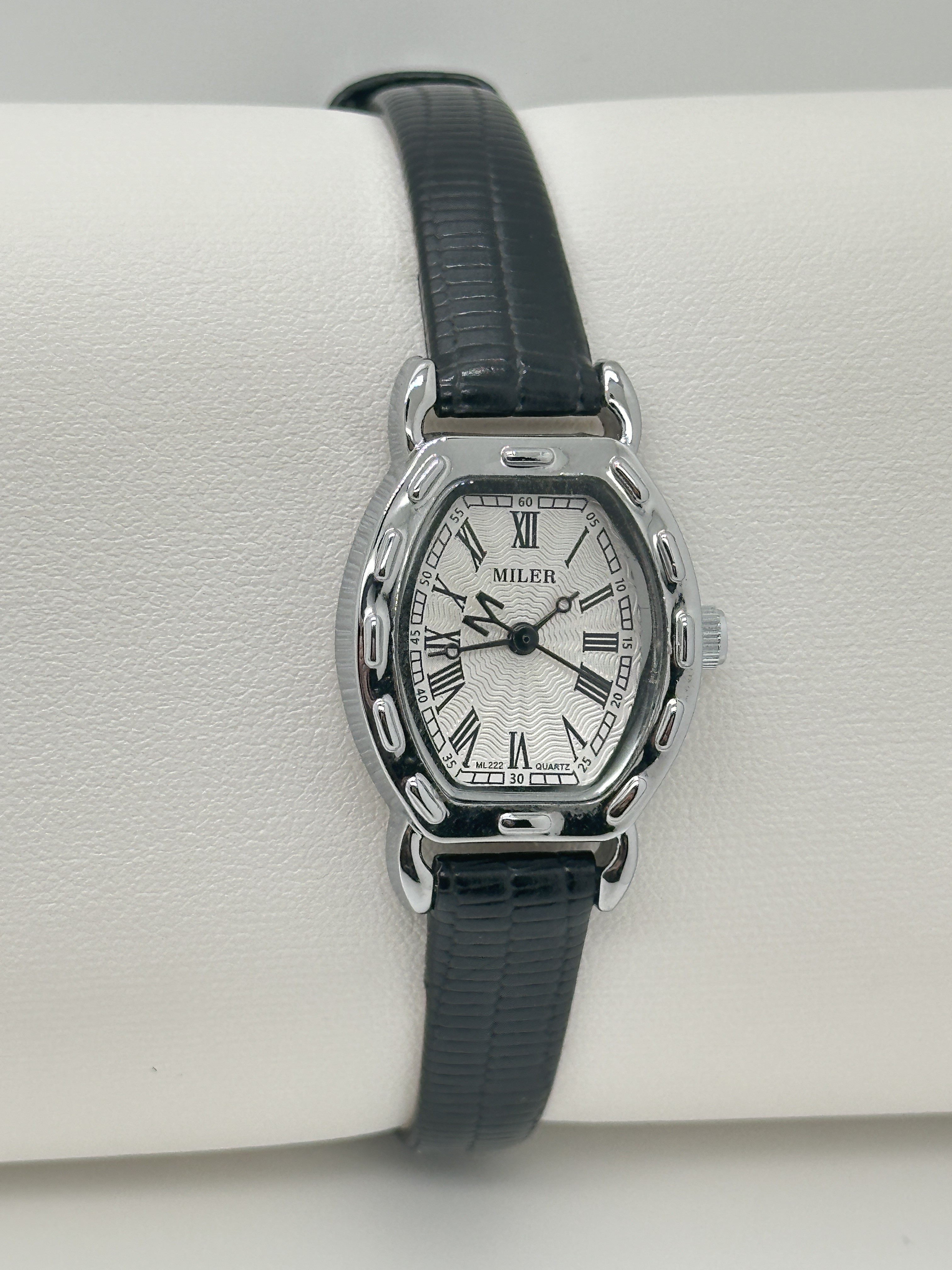 White Dial Analog Lady Quartz Watch Fashion Black Leather Band Watch
