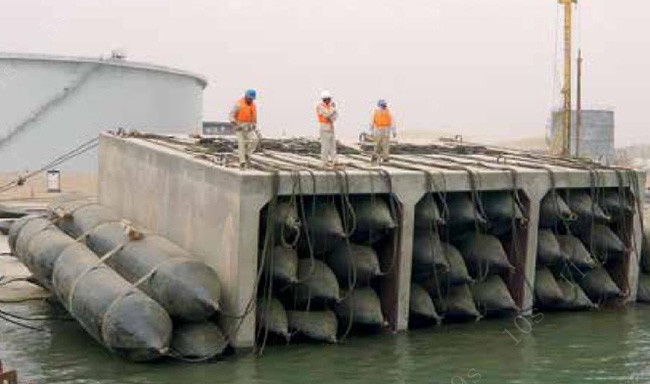 Sunken Vessels Floating Boat Lifting Airbags , Black Boat Recovery Airbags Fill With Air