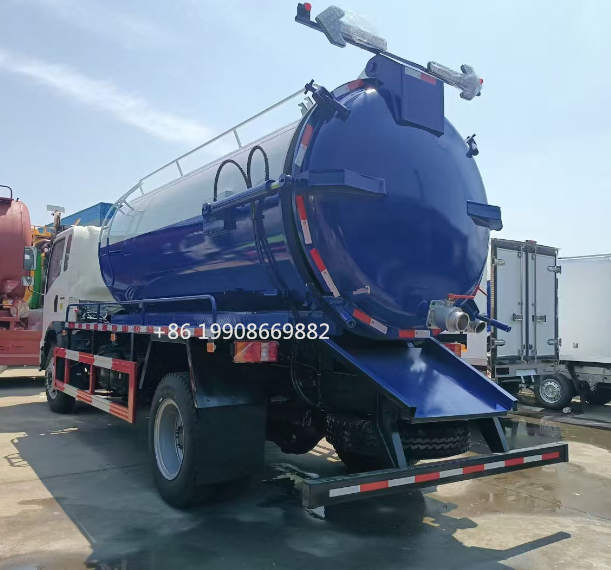 HOWO 4x2 Driver 10000L Sewage Suction Truck with Vacuum Pump for Sucking Waste Water Vacuum Sewer Tanker Suction Truck