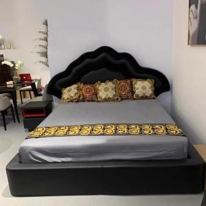 China 2000x1500mm Luxury Italian Bed 126 Inch Modern Solid Wood Bedroom wholesale