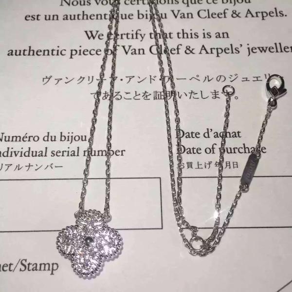 Real 18 Karat White Gold Necklace Van Cleef & Arpels Sweet Alhambra Pendant