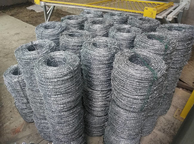 Q195 3 Points Galvanized Barbed Wire 12x12 Anti Climb Against Oxidation