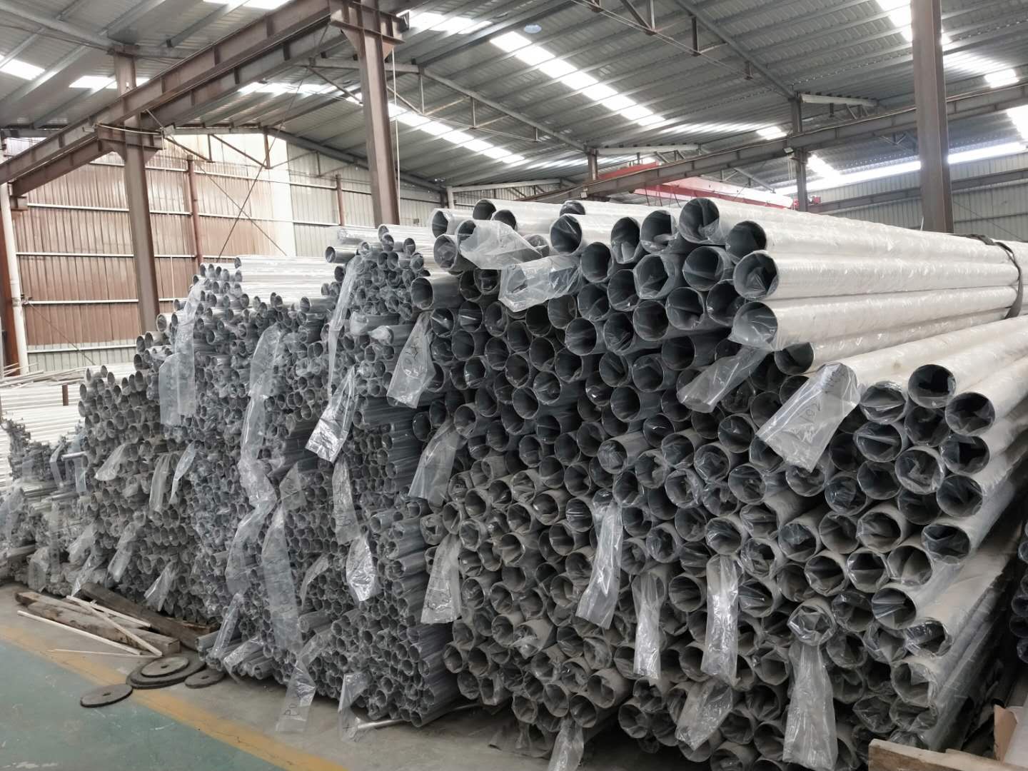 TP304 321 316Ti Perforated Seamless Stainless Steel Pipe Titanium