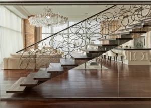 China Straight Flight Glass Stair Railings Staircase Interior With Solid Wood Tread wholesale