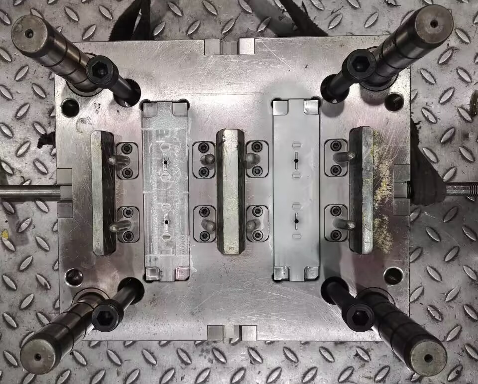 Pinpoint Gate Precision Injection Molding High Precision Plastic Parts Mold