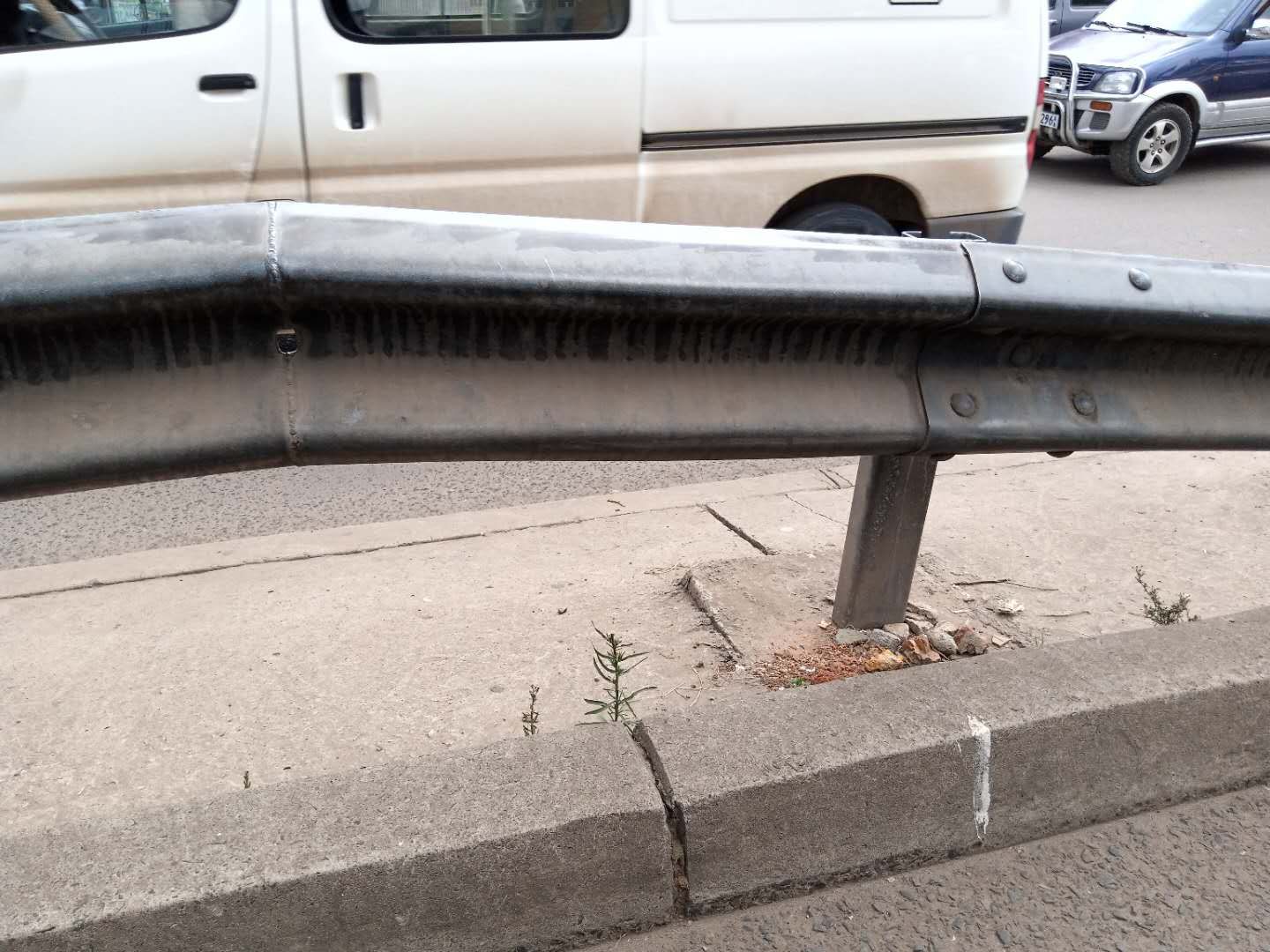 Highway Guardrail Round Head Hot Dip Galvanized Bolt for Roadway Safety Standards