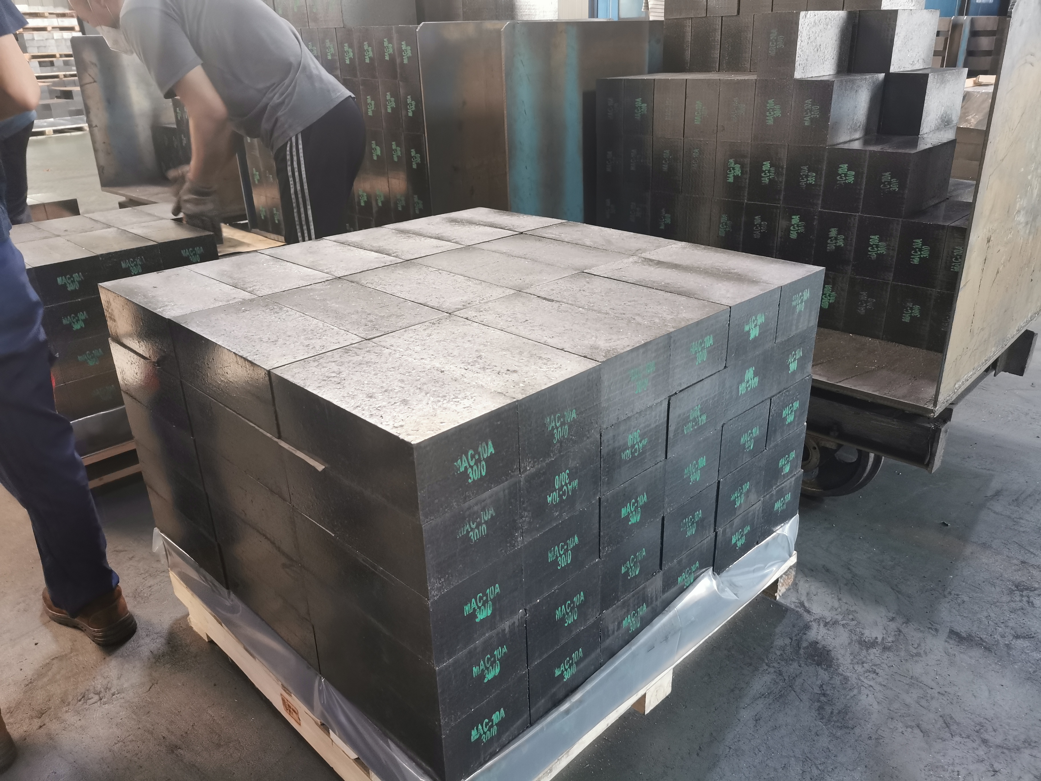 Customized Size 97% Fused MGO Magnesia Carbon MGO-C Refractory Bricks for Steel Ladles