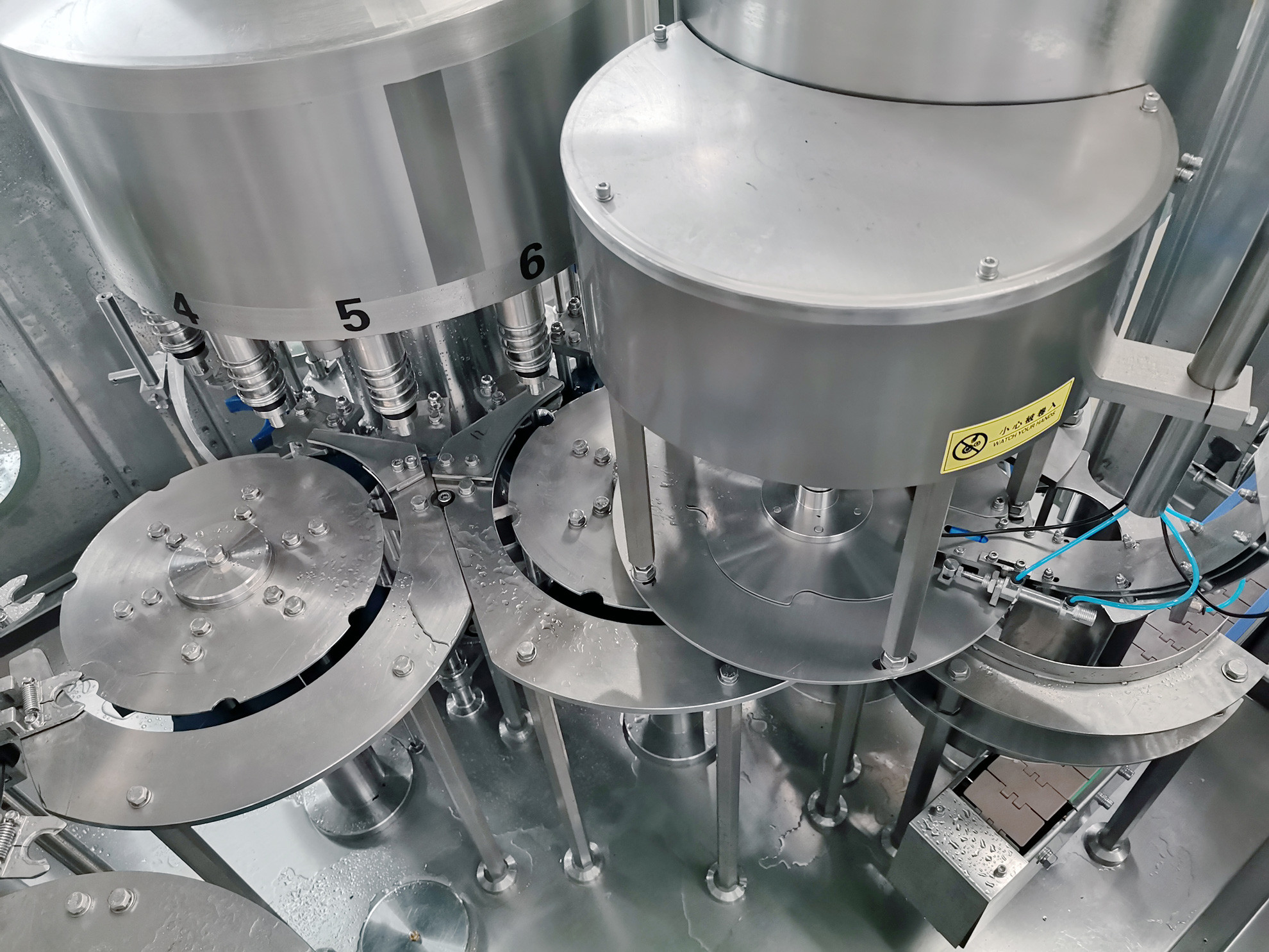 Customized Rotary Stable Plastic Bottle Filling Machine For Big Capacity