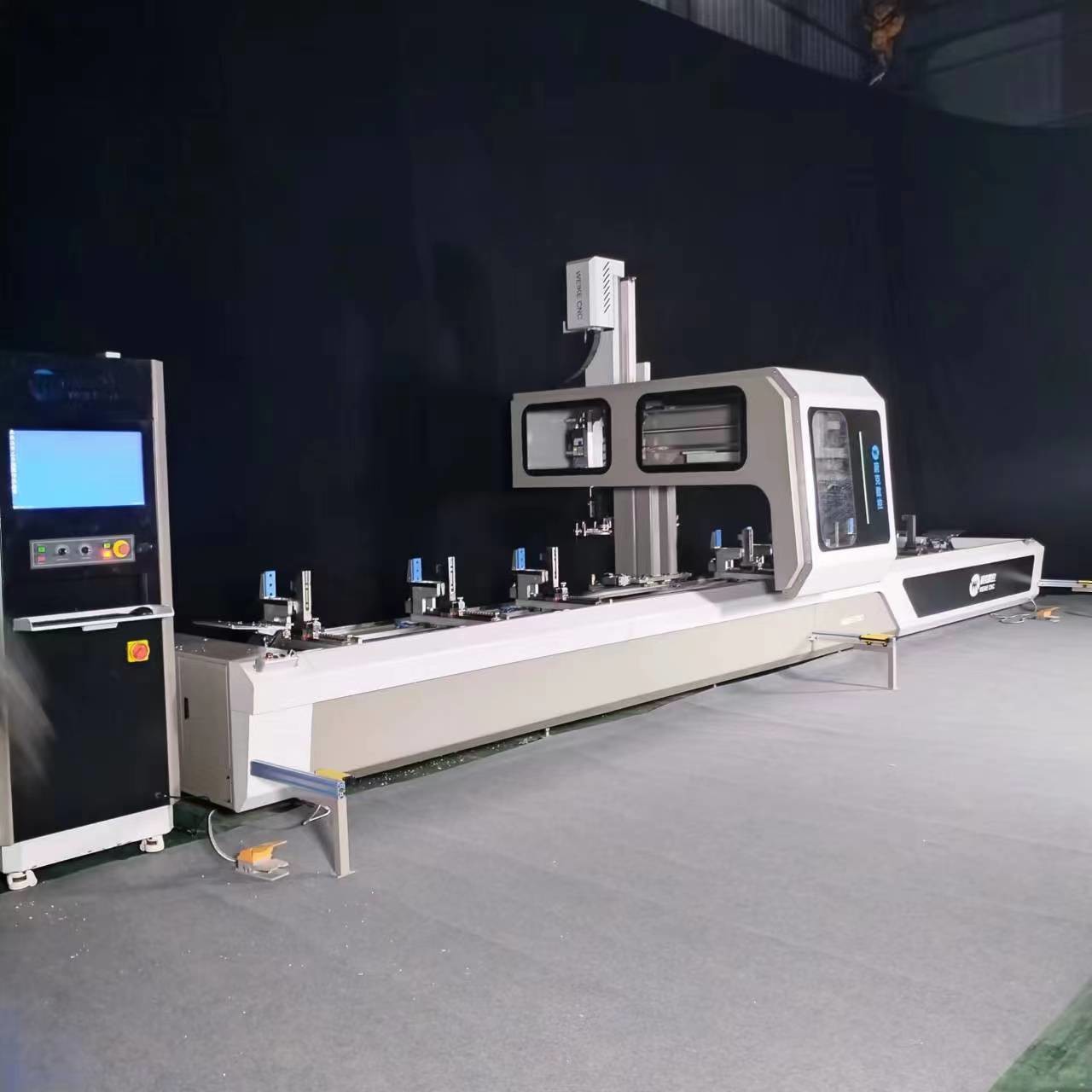 CNC 4 Axis Aluminium Profile Processing Center For Drilling Milling And End Milling