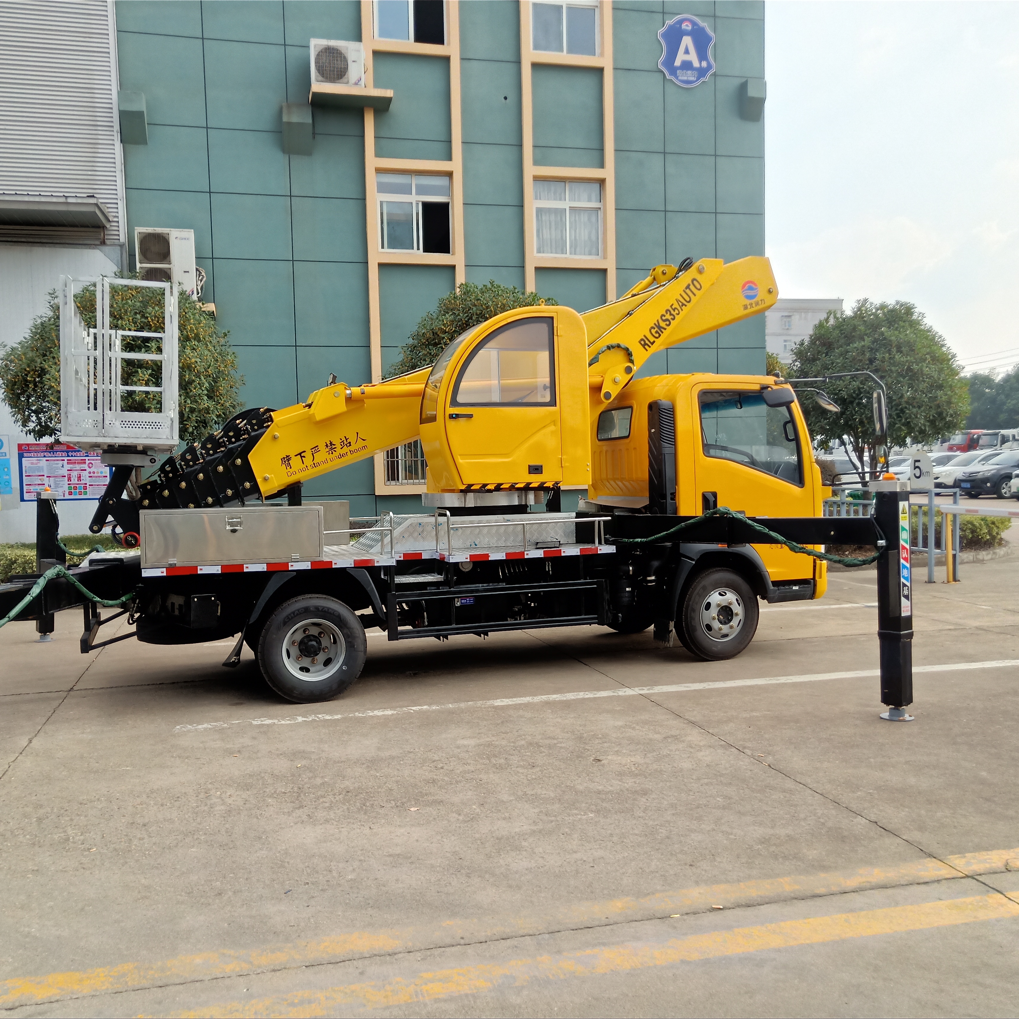 Sinotruck Howo 28m Aerial Work Truck 6800*2240*3640 Holding 3 Men High Altitude Operation Truck