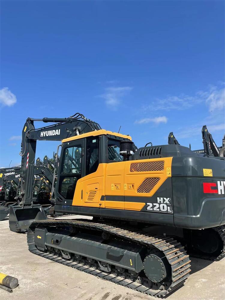 Good Health Condition 22 Ton Hyundai HX220 Excavator in Shanghai High Operating Weight