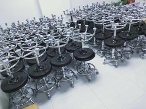 China Industrial Ergonomic Backrest PU Leather Chair Hospital 300lb Lab Chairs With Wheels wholesale