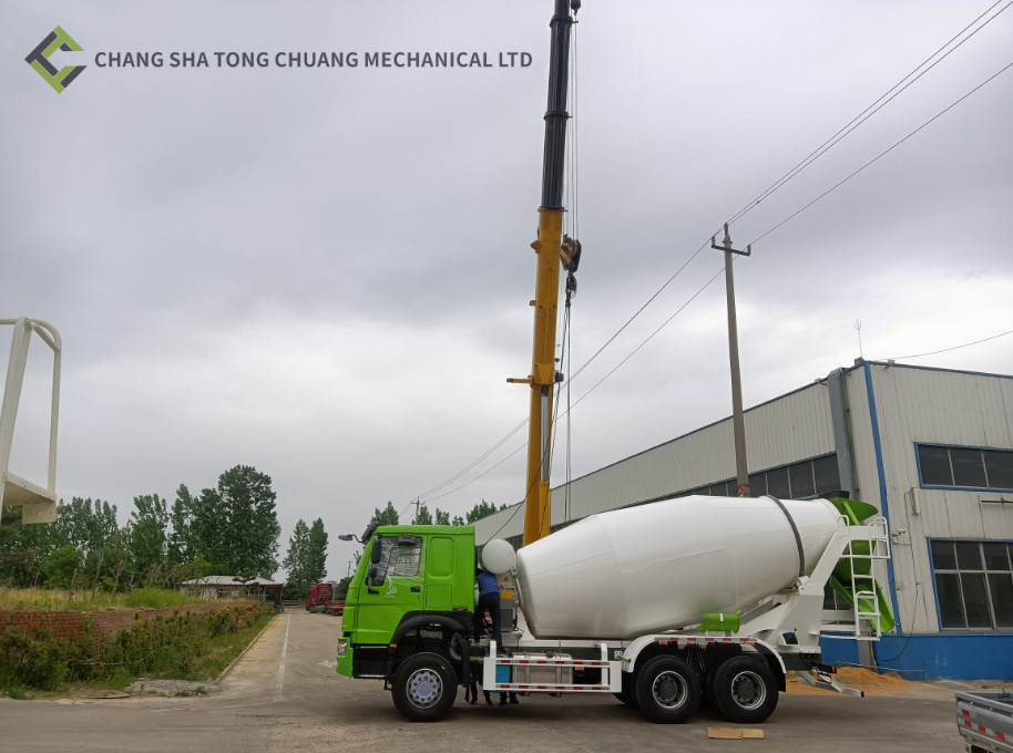 New HOWO Left Hand Driving 12 Cubic Concrete Mixer Truck For Sale