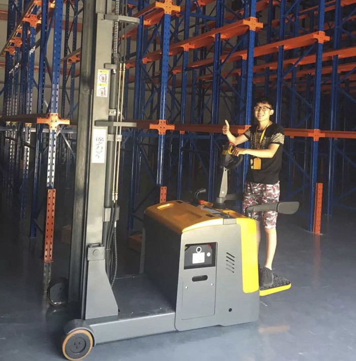 Counter Balanced Warehouse Forklift Trucks Lifting Height 5.6m Compact Structure