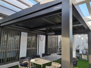 China Bioclimatic Outdoor Motorized Louvered Pergola Aluminum Waterproof Awning 4 X 4m wholesale