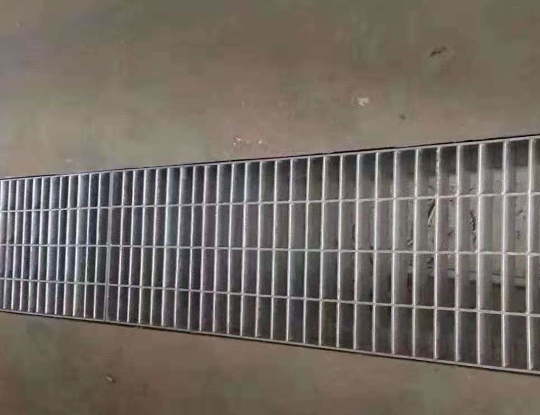 Vertical Carbon Steel Grating 34mm Plug In Galvanized Steel Grating