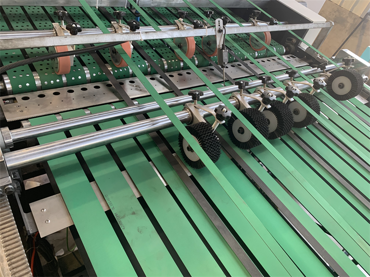 Special Horizontal Paper Roll Machine with Cutting Capability of 40-450 and 8Kw Power