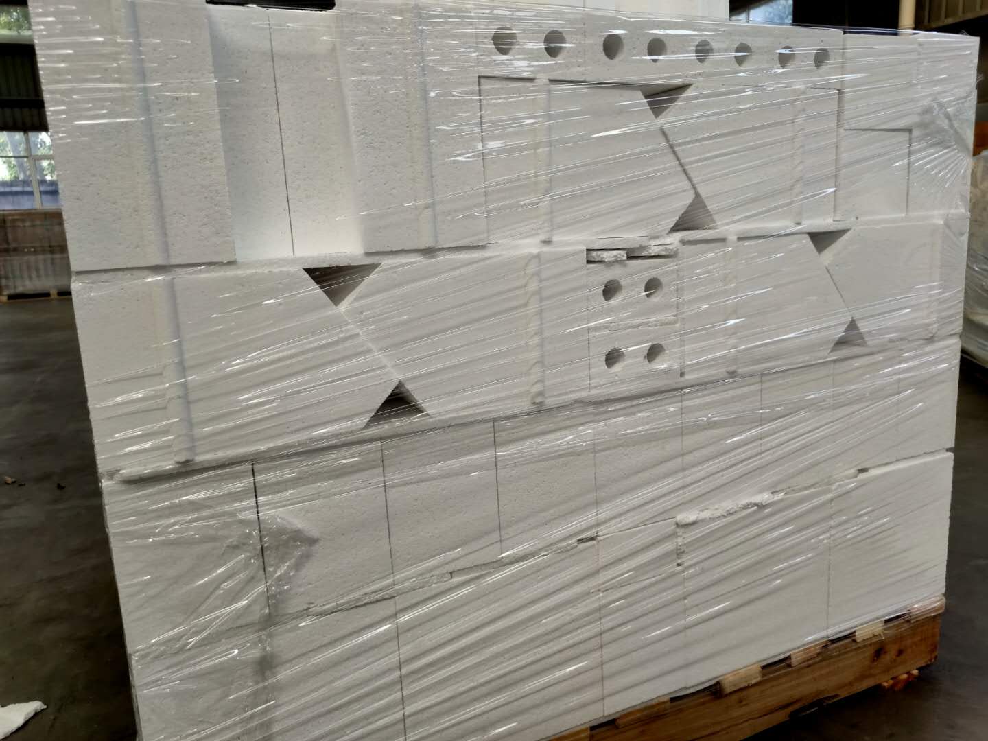 Customers' Requirement Refractory Brick with and 0% CrO Content in Vietnam