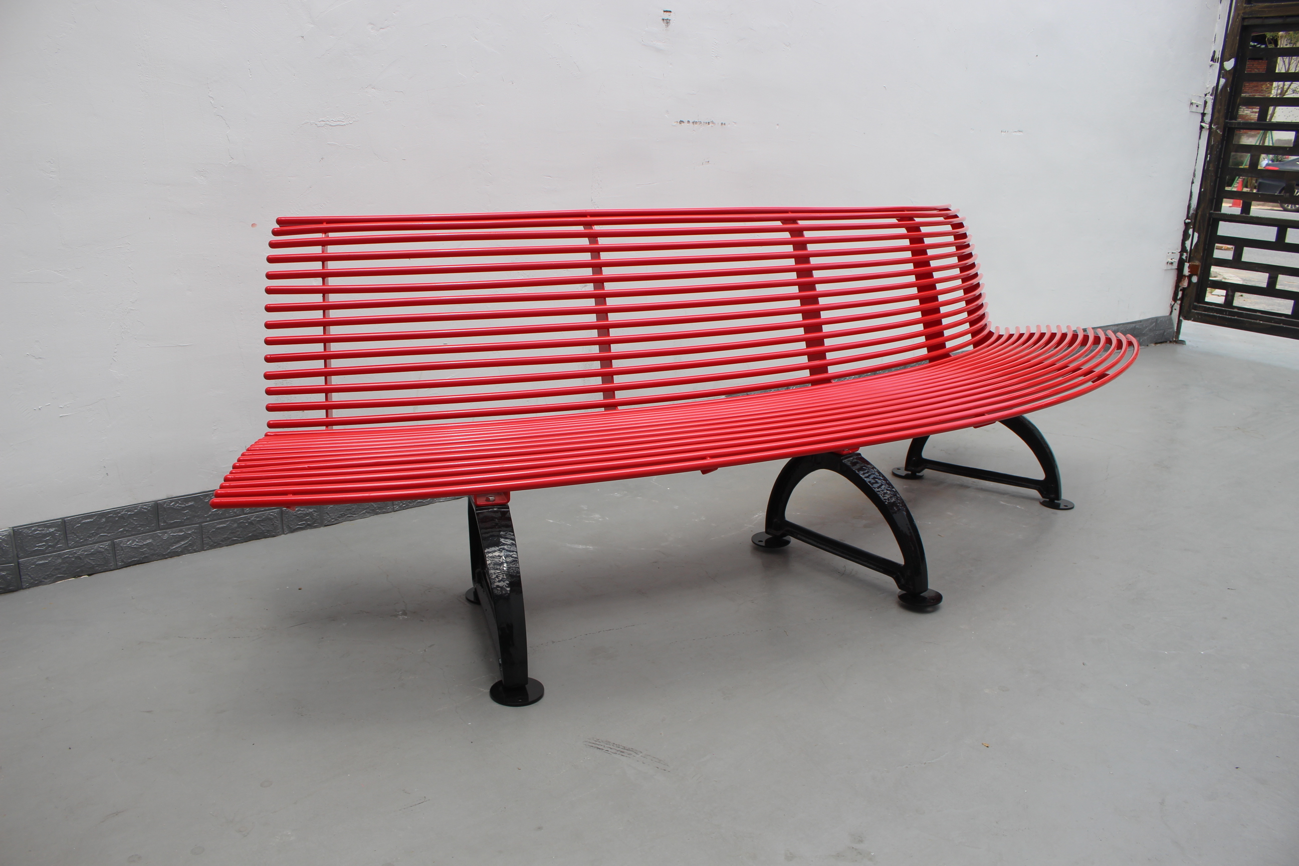 Curved Patio Tree Outdoor Metal Benches With Cast Iron Ends OEM
