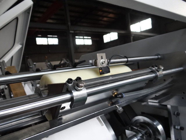 Fully Automatic Flat Handle Paper Bag Machine 200-300mm