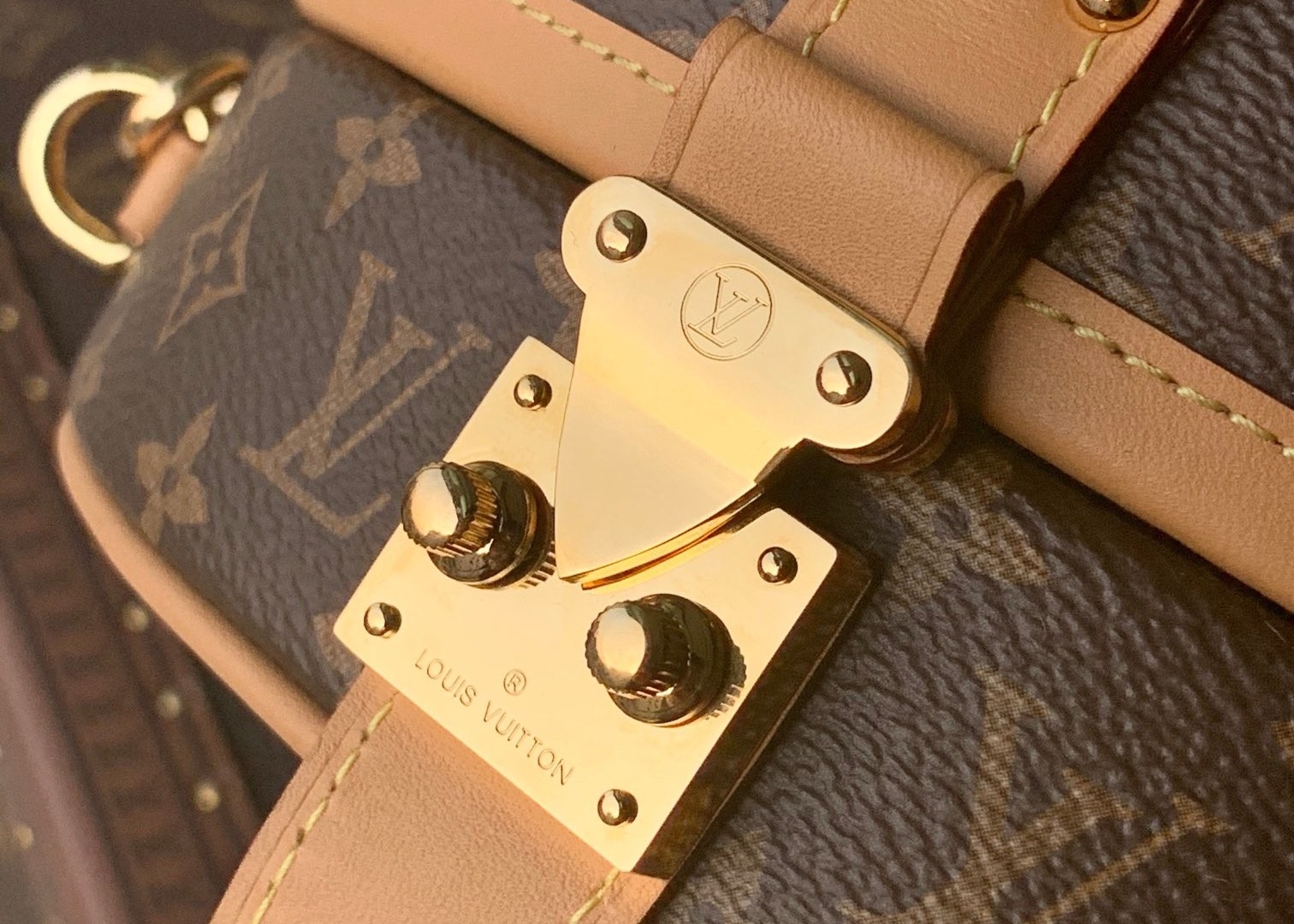 Ladies Leather 7.5cm Circular Push Lock Crossbody Bag With Mental Ornament