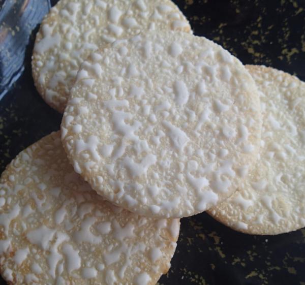 Quality Edible Salt Rice Crispy Cheese Crackers Fairy Shell Crisp Butter Biscuits for sale