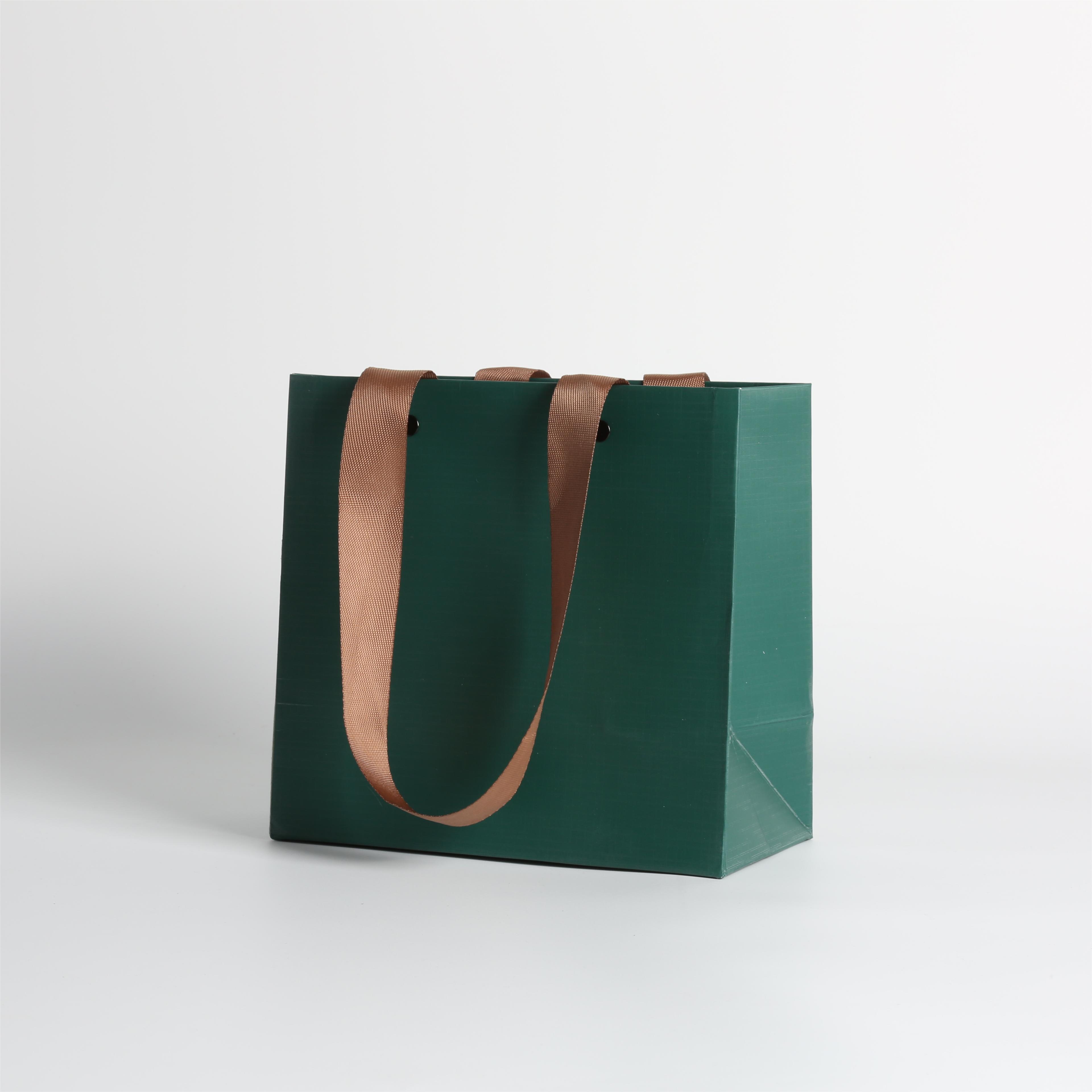 Eco Friendly Paper Carrier Bags With Logo , Luxurious Silk Ribbon Paper Gift Bags