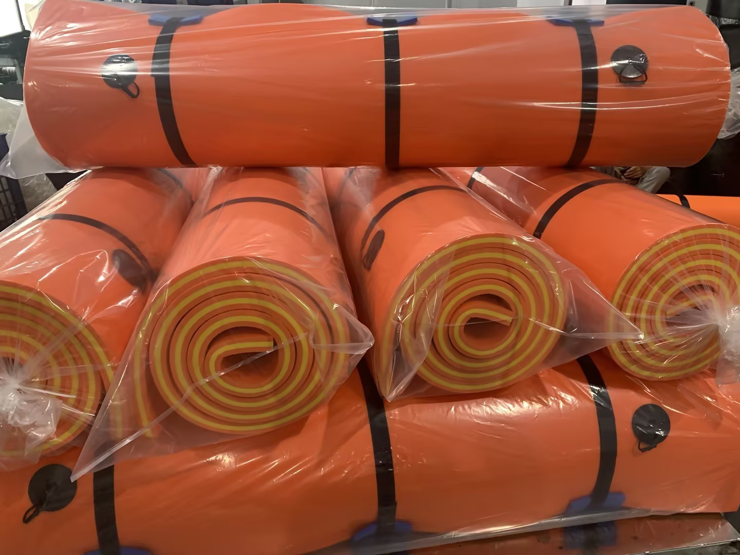 Customized Size Color Water Mat Floating Pad 3 Layer Tear Resistant XPE Foam with a Elastic Bungee Tether Floating Mat