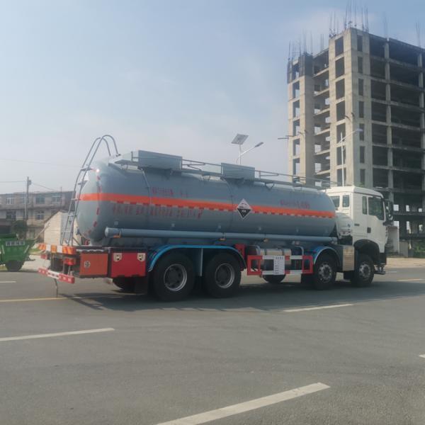 HOWO 8x4 17.6CBM Fuel Delivery Tank Truck chemical truck With Pump 80km/h