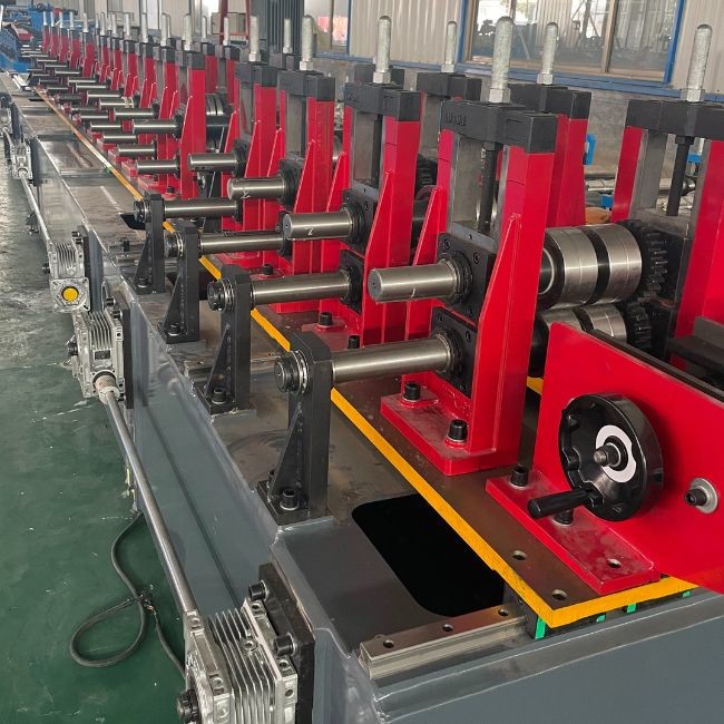 High Speed C&Z Purlin Roll Forming Machine 15kw With Gearbox Transmission Servo Cutter Cr12Mov