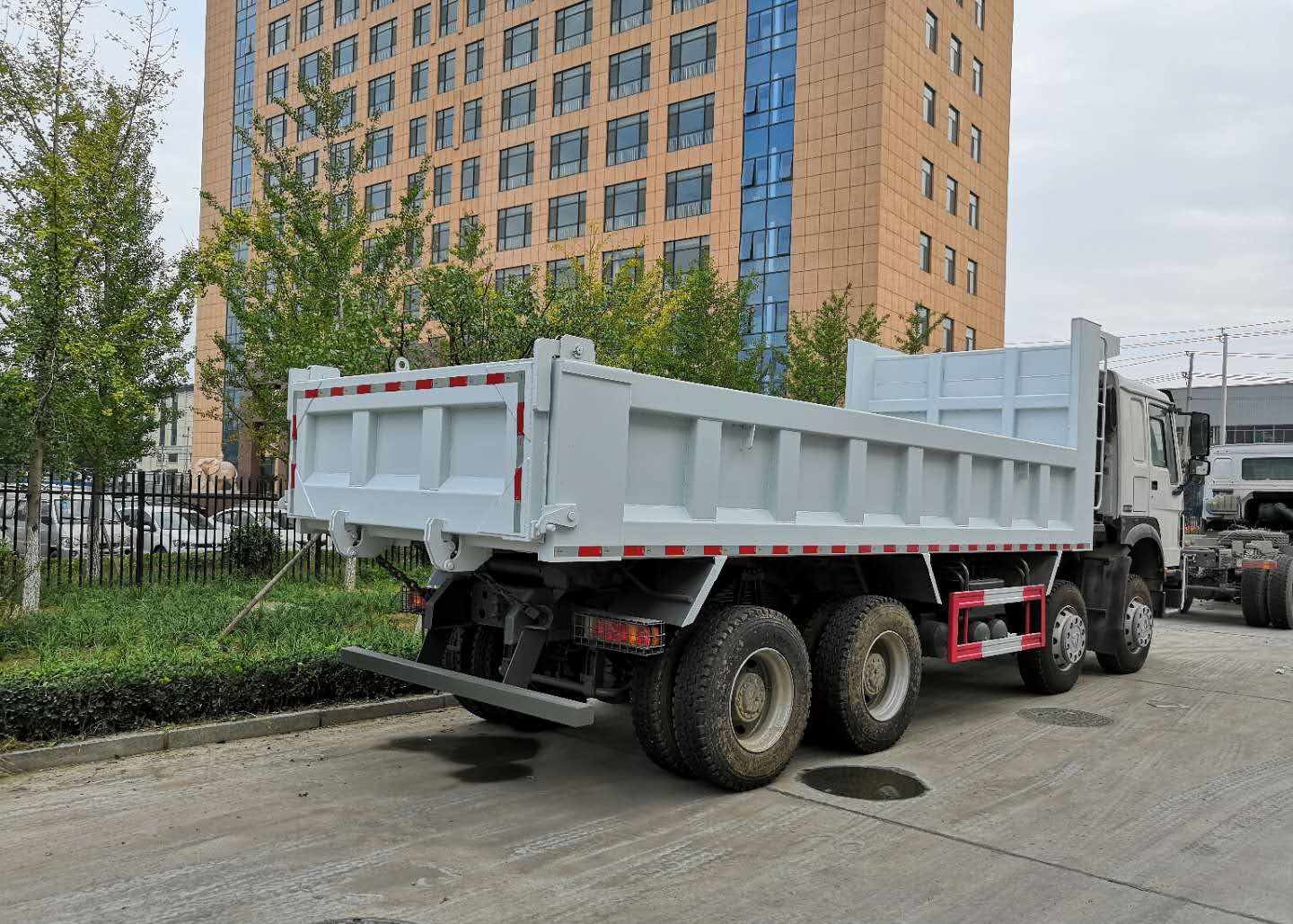 Heavy Duty 8 X 4 Tipper Truck Q345 Material , Loading 50 Ton Dump Truck