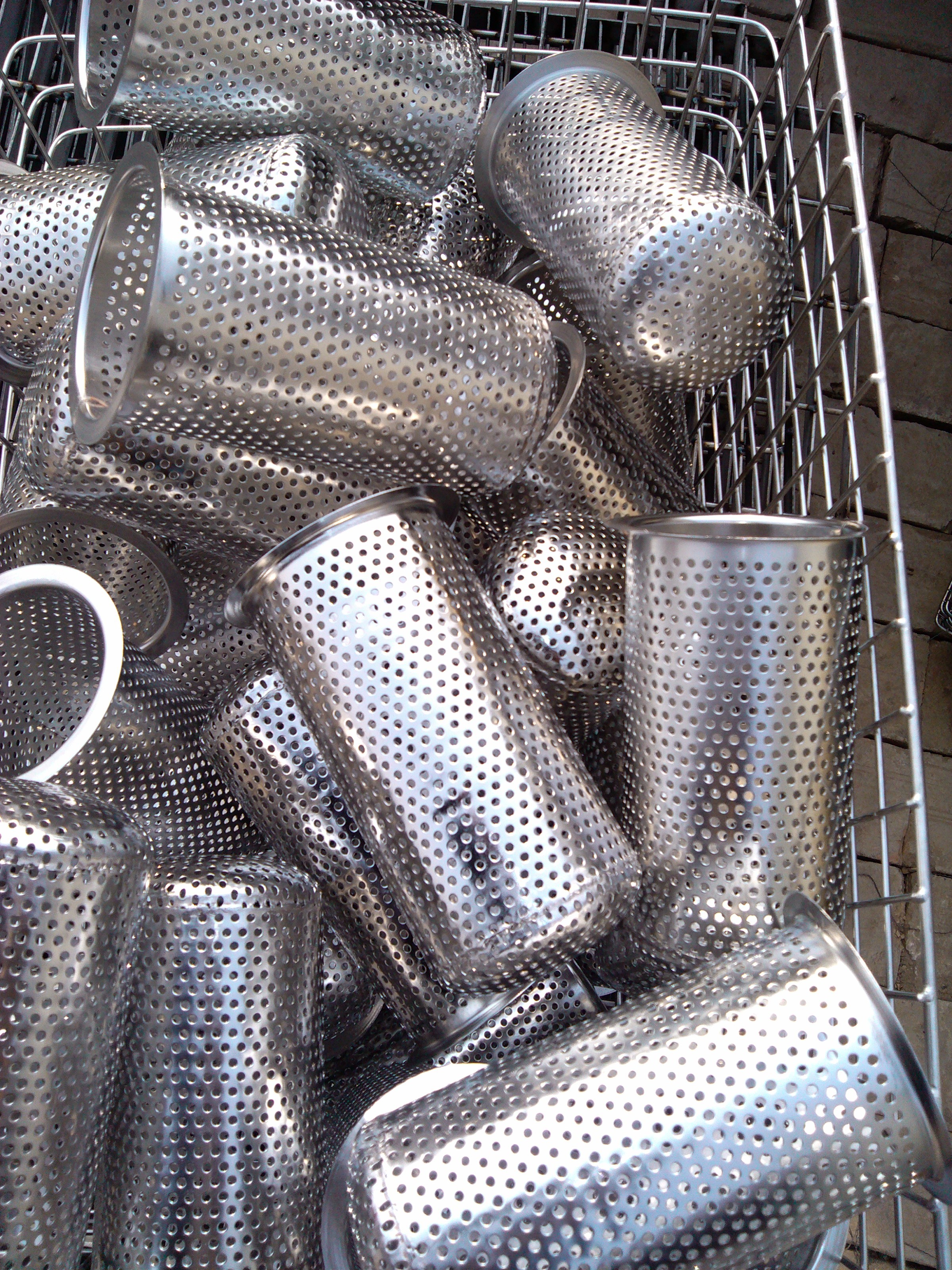 0.4mm Thickness Perforated Wire Mesh Metal Tube 200mm OD Mill Edge