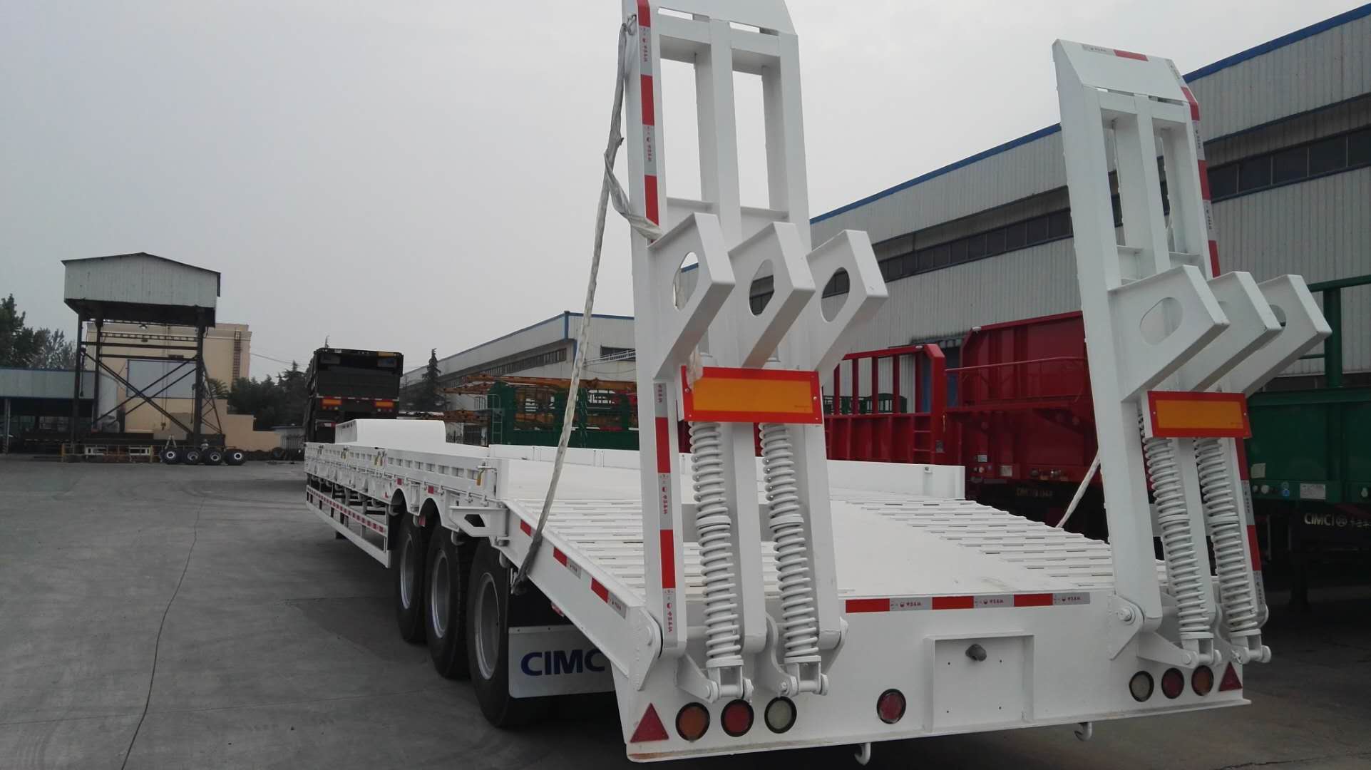 3 Axle Low Bed Semi Trailer Red Color with Self-Steering Axles and Hydraulic Ramps