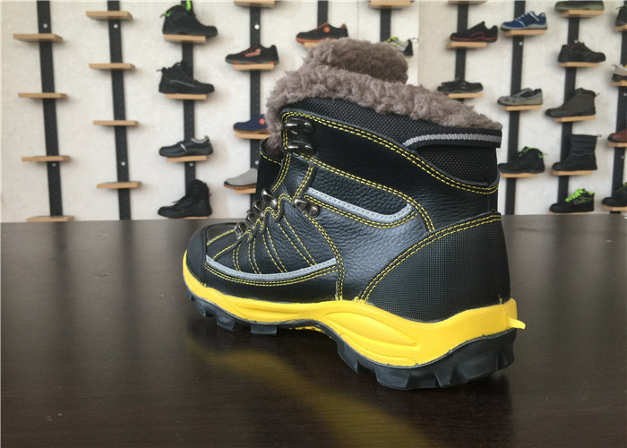 Custom Size Waterproof Safety Boots Latest Style With Artificial Wool