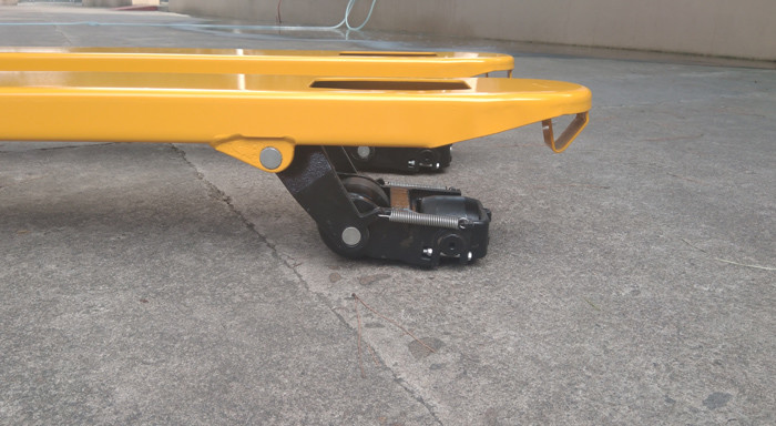 Four Way Traverse Pallet Truck , Pallet Pump Truck 74 * 70mm Fork Wheel