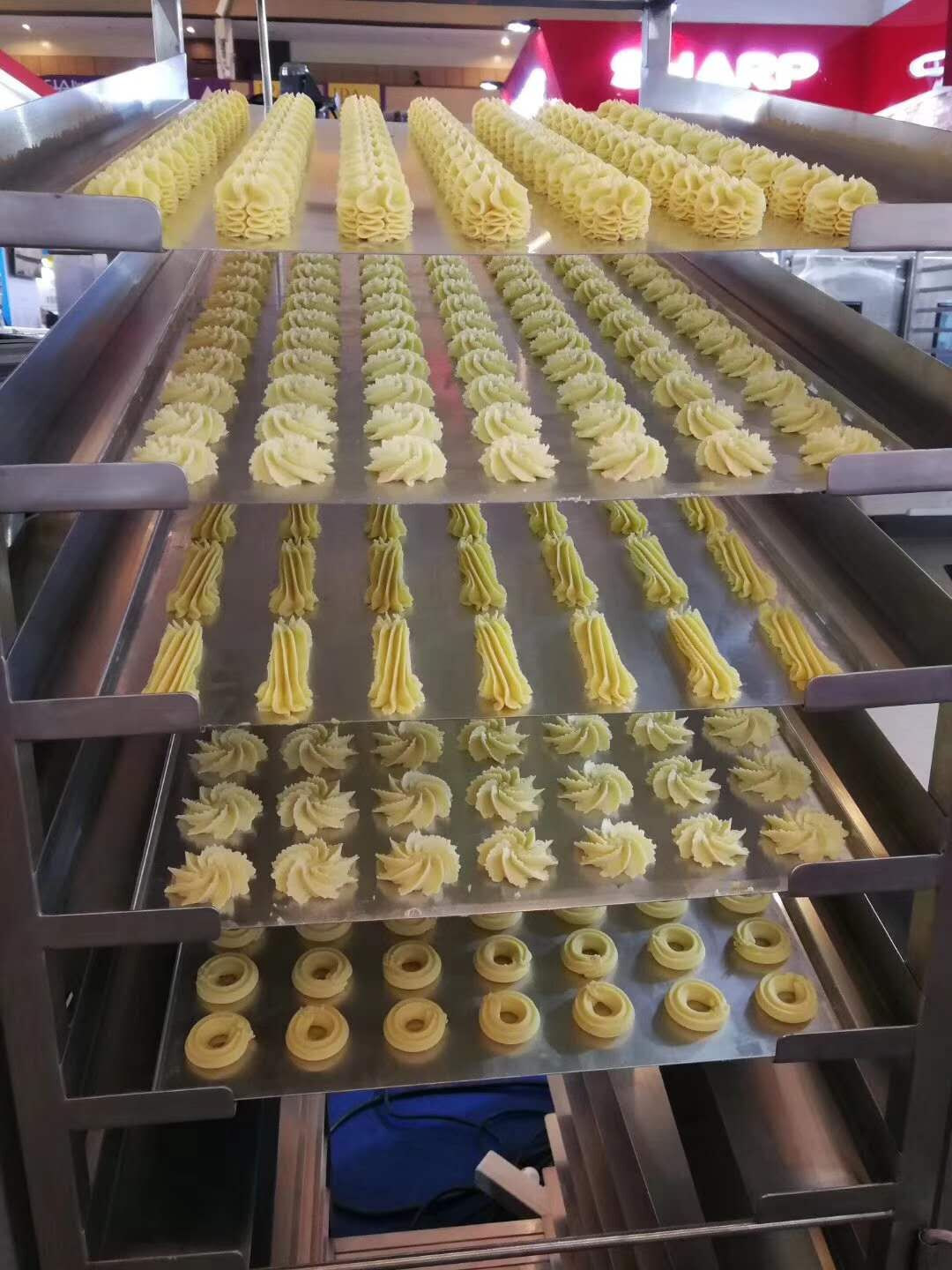 Wire Cut And Deposit PLC Control Cookies Making Machine 100-200kg/h Capacity