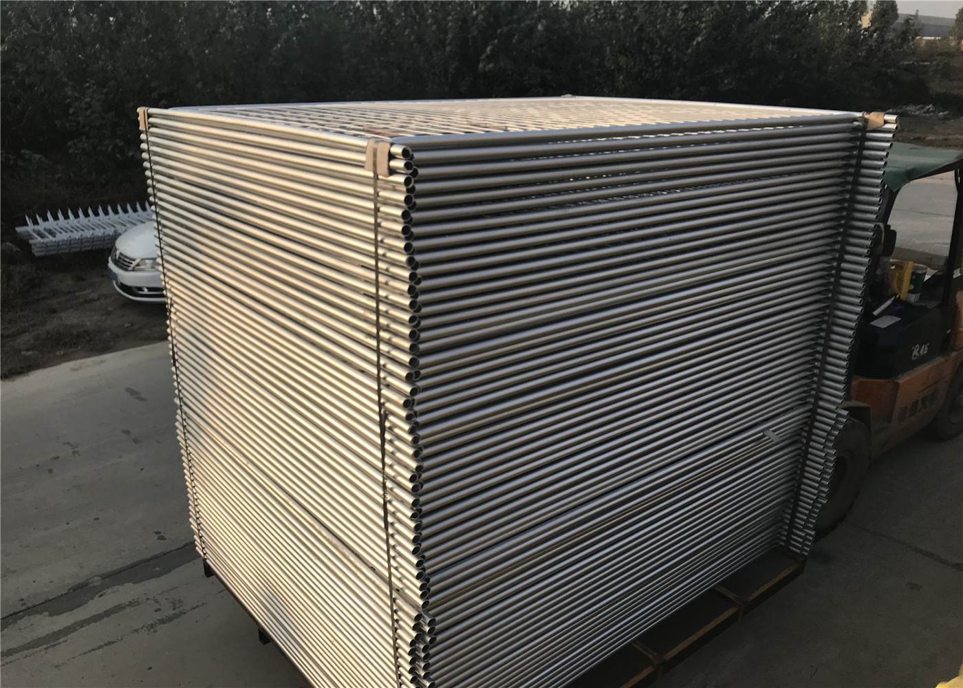 14 microns /100gsm pre-gal 3.00mm wire spacing 60mm x 150mm Outer 32mm*1.4mm 2100mm*2400mm light duty temp fence panels