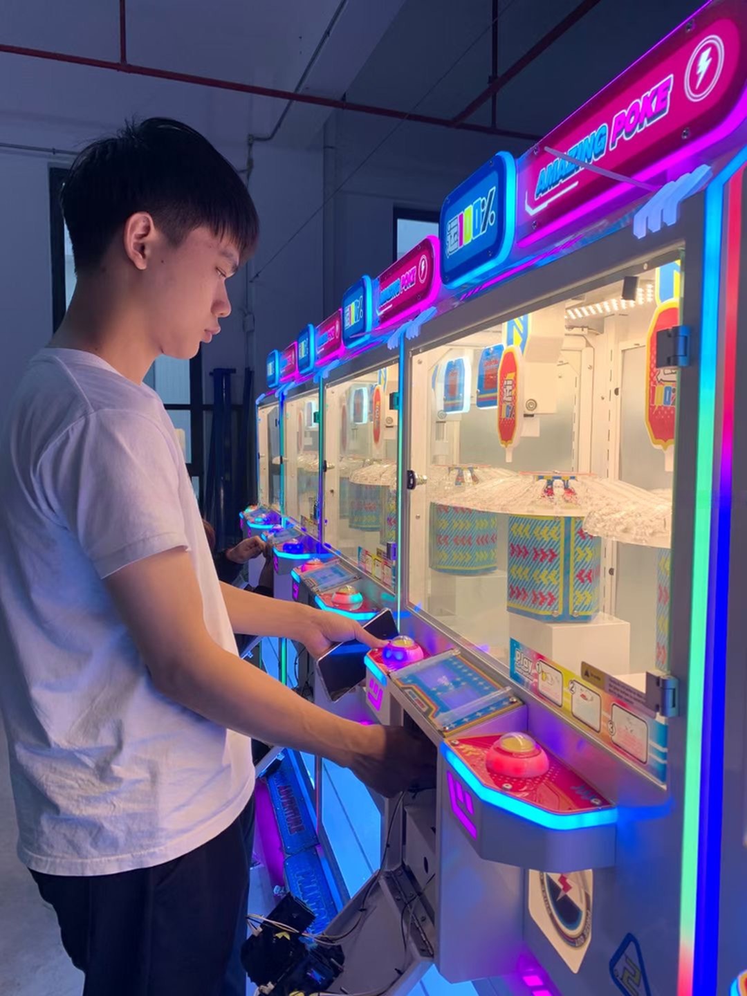 Dreamland 2024 coin operated prize clip game machine luxury lucky clip vending machine