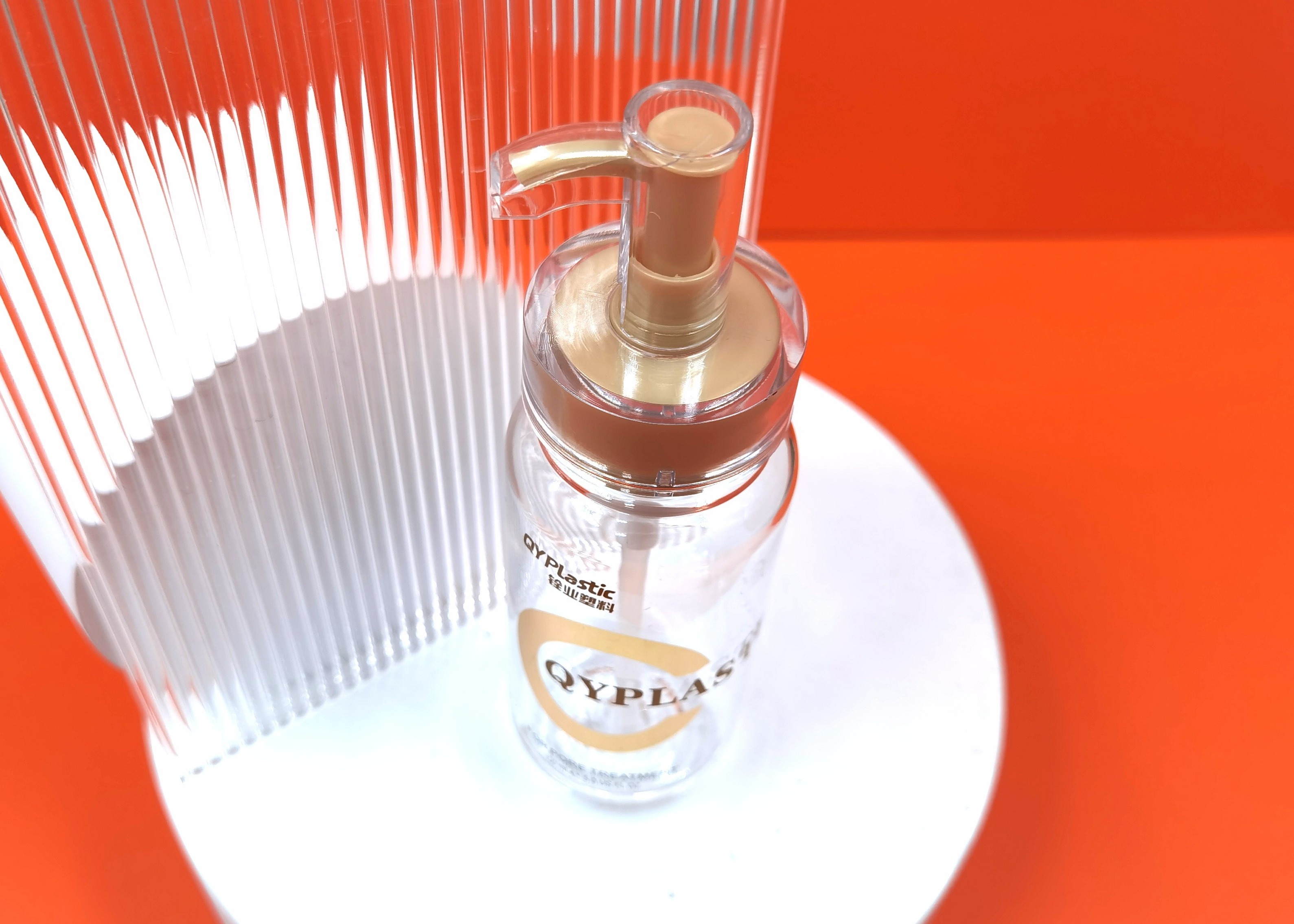 Fashion Moisturizer Plastic Cosmetic Bottles Gold Hot Stamping 100ml 150ml Acrylic Pump