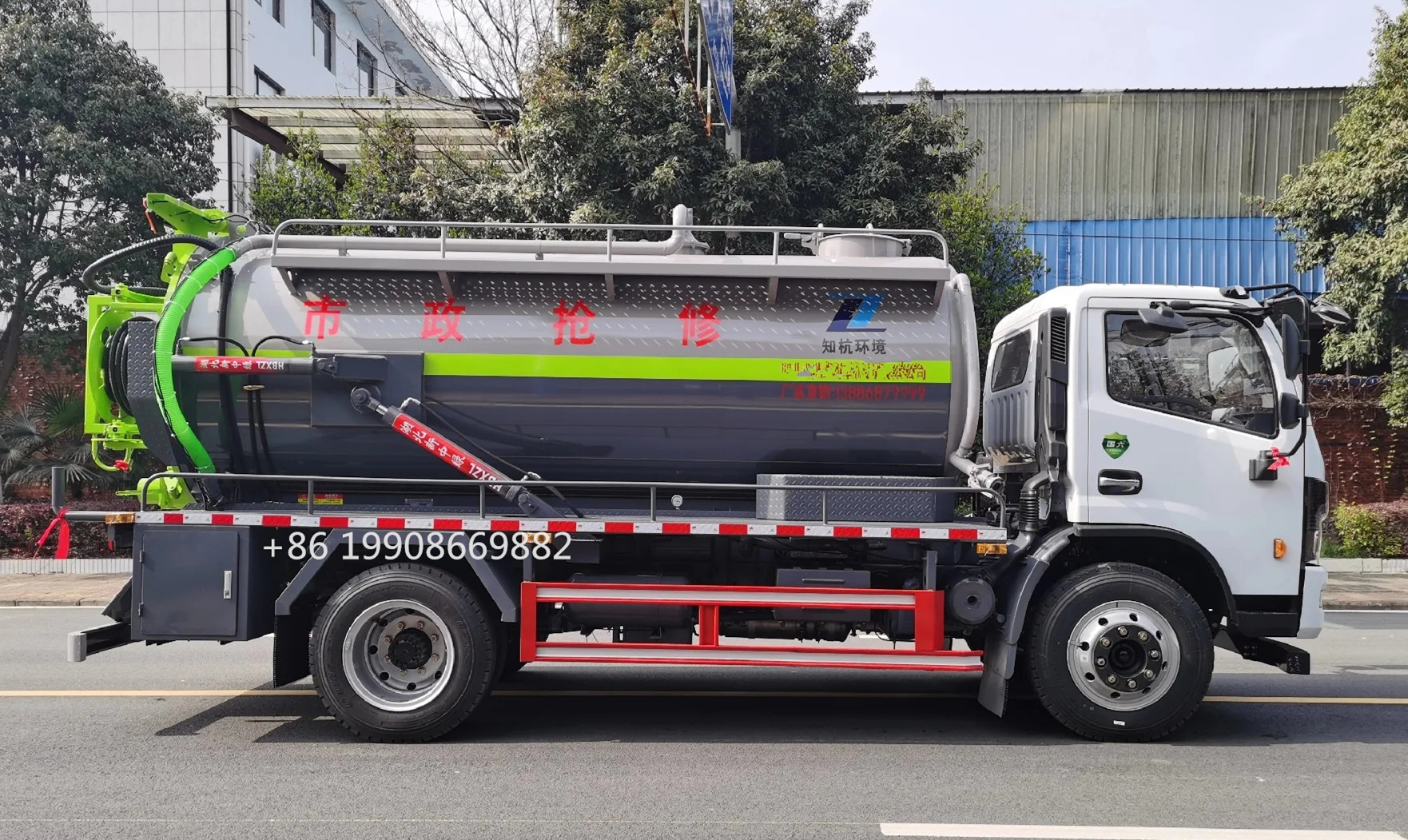 Dongfeng 4x2 Driver 8000L Sewage Suction Truck with Vacuum Pump for Sucking Waste Water Vacuum Sewer Tanker Suction Truck