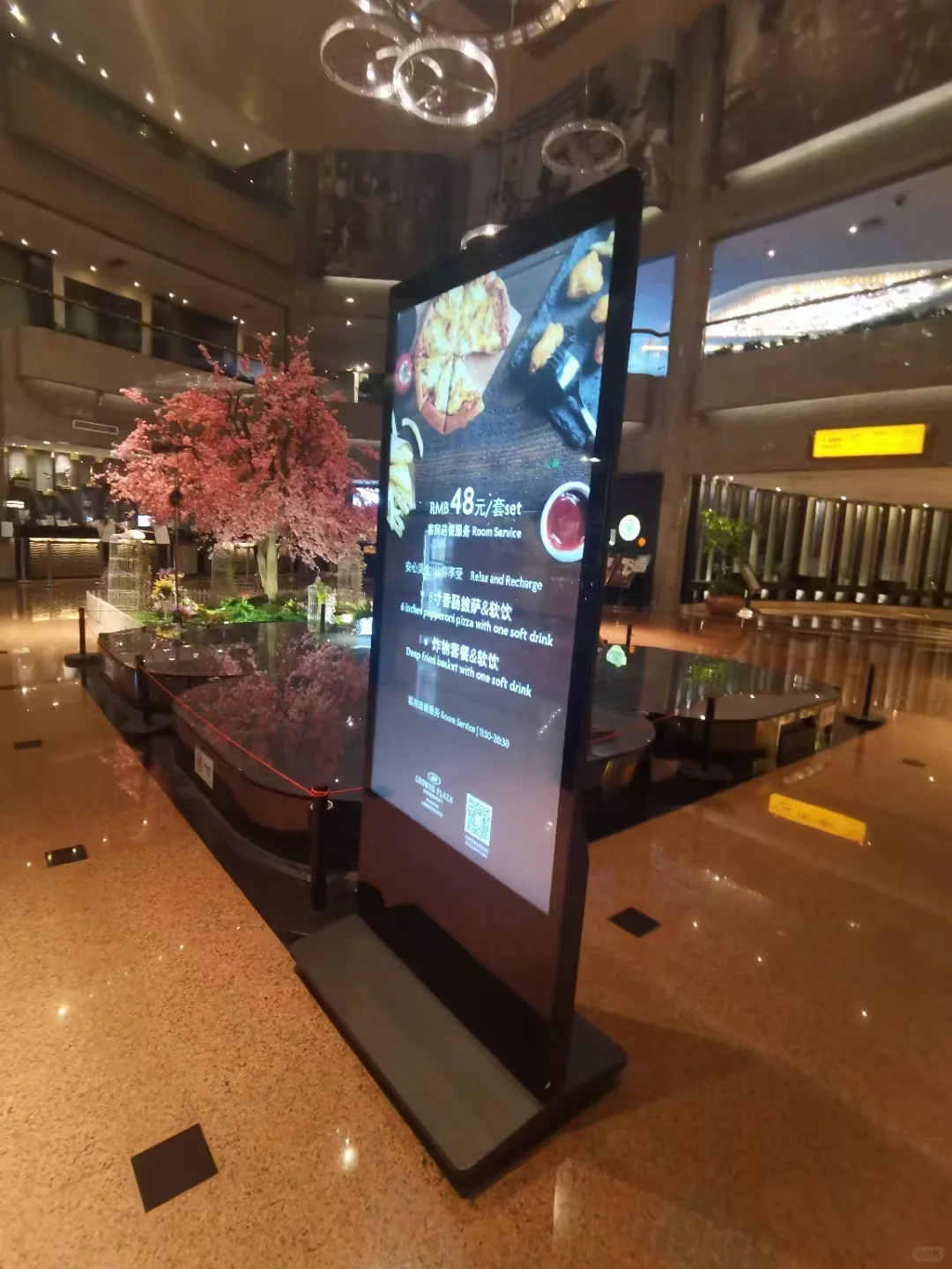 Original Commercial Display Screen 49 Inch 178 Degree Wide Viewing Angle Split-Screen LCD Floor Stand Hotel Digital Signage Kiosk