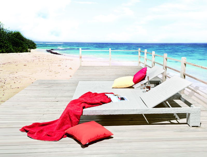 Experience the Perfect Outdoor Lounging with Our 100% Handwoven Aluminum Frame Rattan Fabric Sun Lounger