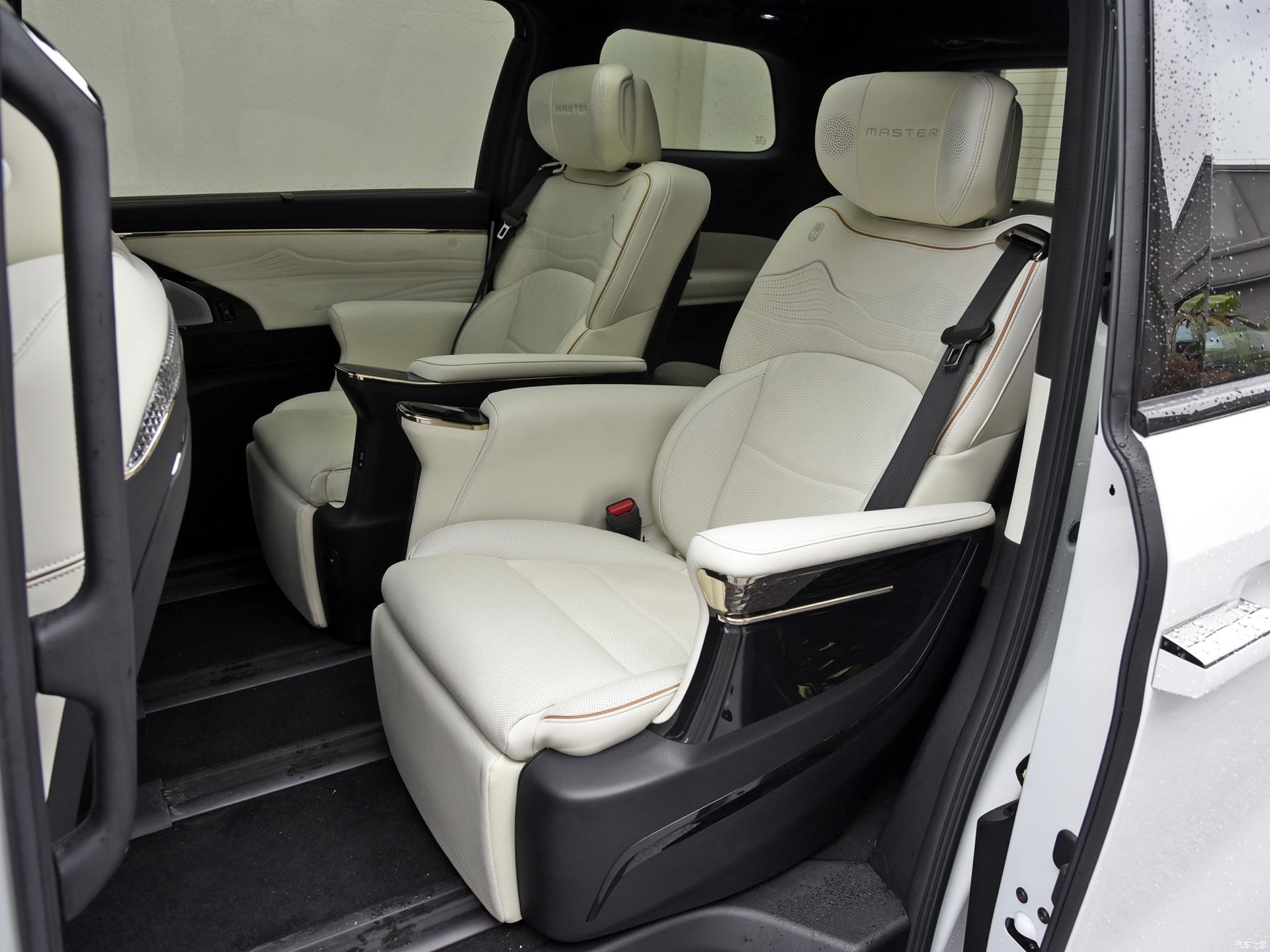 GAC M8 Chinese Fuel Powered Car 5 Door 7 Seater MPV Engine 2.0T