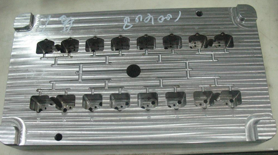 Small Clear Multi Cavity Injection Molding POM Parts Double Shot Molding