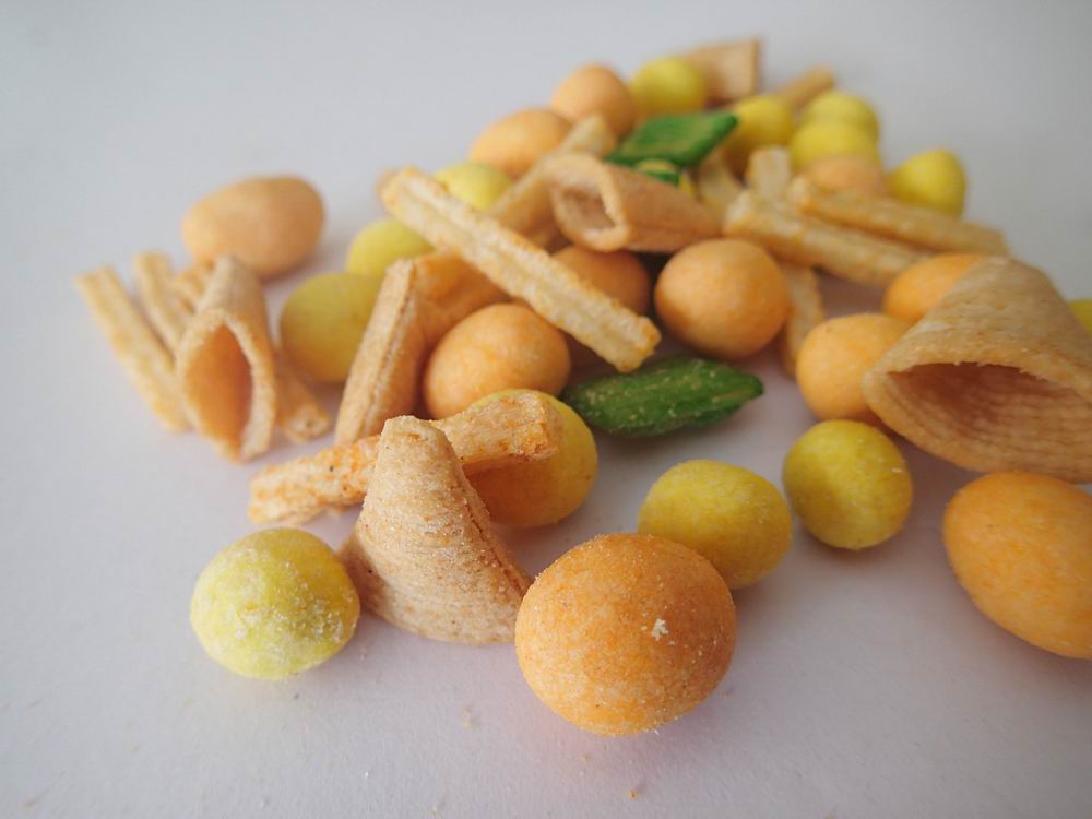 Good Tasty Best Price Chinese Rice Cracker Mix with Nuts Gluten Free Triangle crispy cracker snack